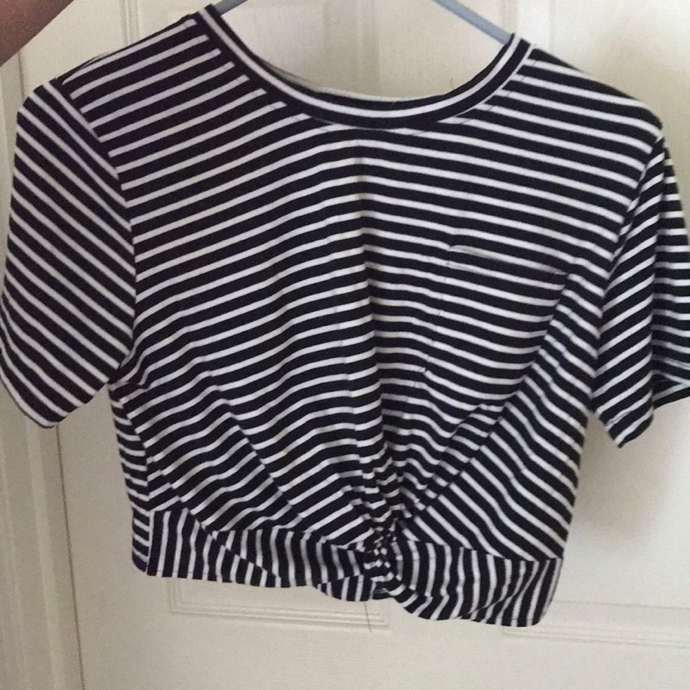 Shanggyizhan Cropped Stripped T-Shirt